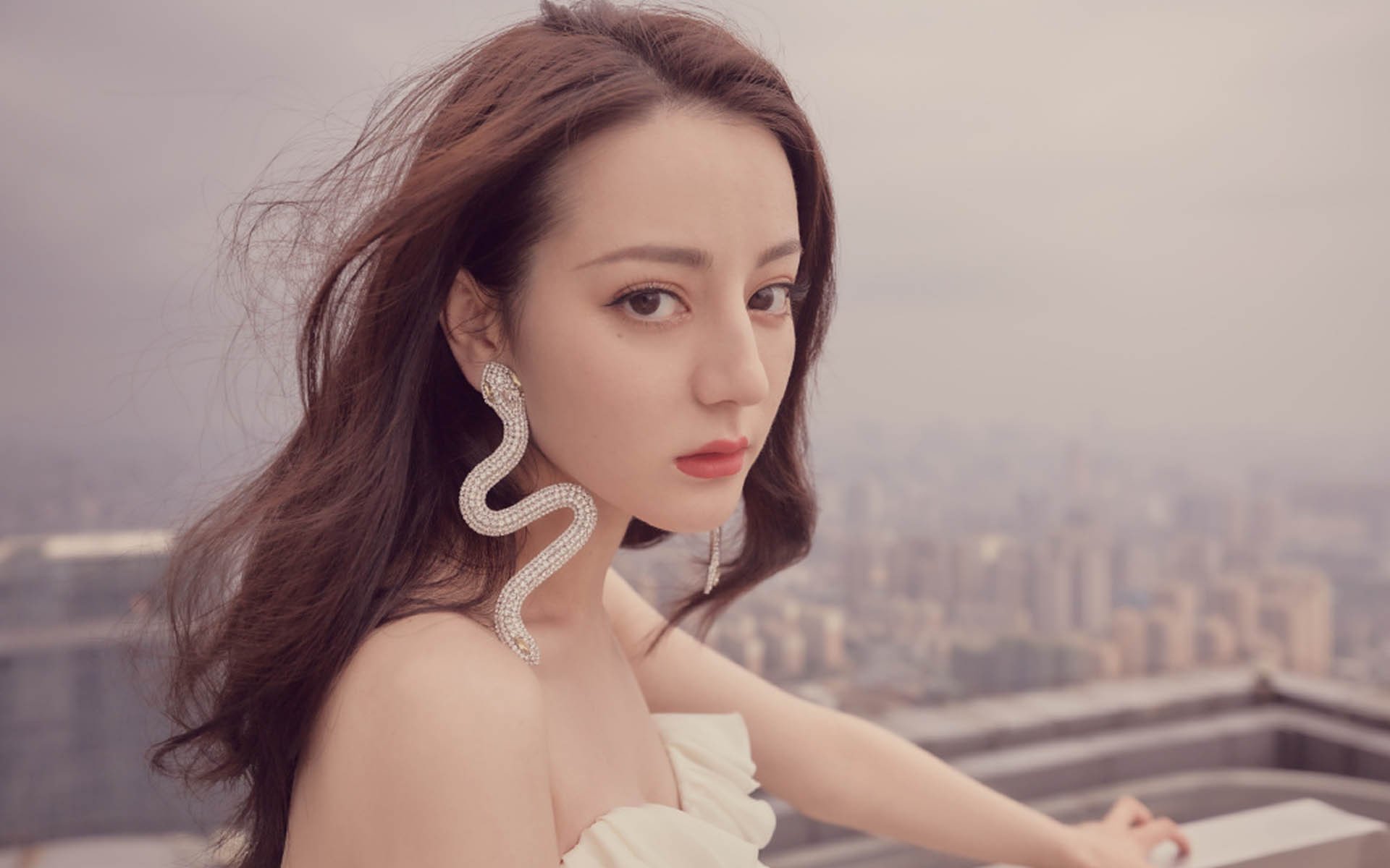哥伦比亚女足在巴黎奥运会比赛中表现出色，赢得奖杯，奥运会哥伦比亚女射手