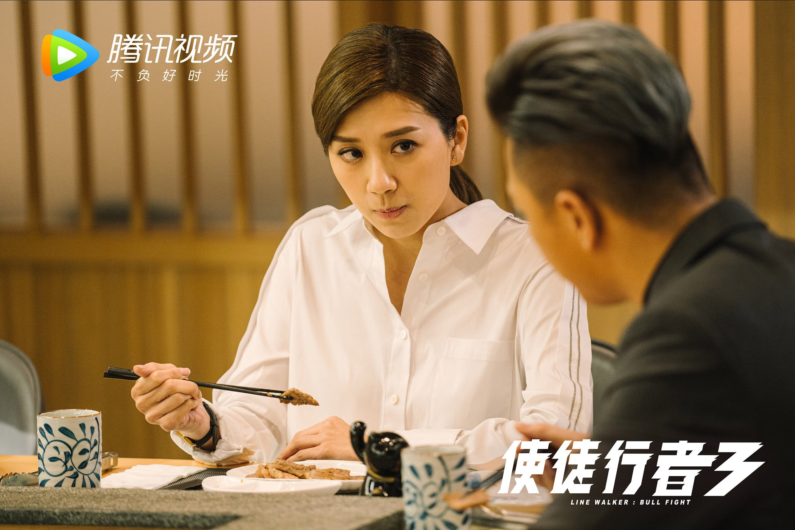 球队在全球篮球比赛中获得压倒性胜利，这场篮球赛的胜败关键是队员们能否齐心协力