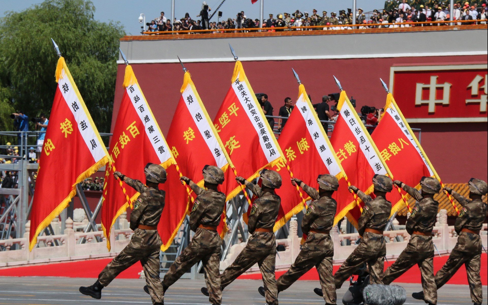 “高新体育中心：举重选手肩负全球期望，挑战世界纪录”